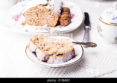 Walnut cake, pièce sur la plaque, Close up Banque D'Images