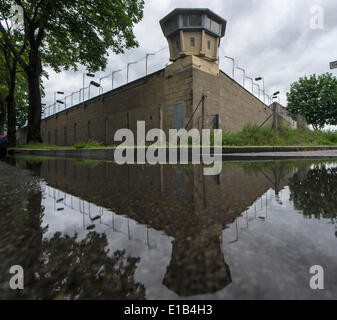 Berlin, Allemagne. 29 mai, 2014. Le Berlin-Hohenschoenhausen mémorial aux victimes de l'Allemagne de l'Est Ministère de la sécurité d'État (Stasi) miroirs dans une flaque à Berlin, Allemagne, 29 mai 2014. Le mémorial a été inauguré le 01 juin 1994 sur le site de la prison politique principal de l'ancienne Stasi. Plus de trois millions de personnes ont visité le site par maintenant. Photo : Paul Zinken/dpa/Alamy Live News Banque D'Images