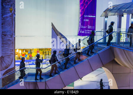 Bangkok, Bangkok, Thaïlande. 29 mai, 2014. Des soldats thaïlandais monter les escaliers dans le stade national de la station de métro aérien BTS en face de l'Art et Culture Centre de Bangkok à Bangkok. Des milliers de soldats thaïlandais ont inondé le centre de Bangkok jeudi pour empêcher toute manifestation d'avoir lieu contre le coup qu'a déposé le gouvernement civil élu. Pour la première fois depuis le coup d'État la semaine dernière, il n'y avait pas de manifestations jeudi. Crédit : Jack Kurtz/ZUMAPRESS.com/Alamy Live News Banque D'Images