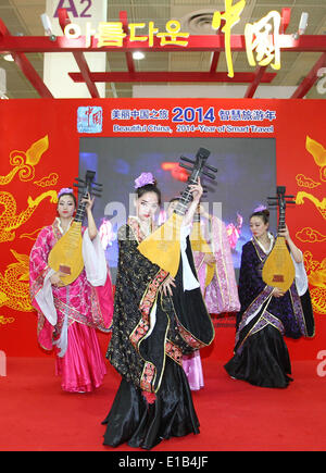 (140529) -- Séoul, le 29 mai 2014 (Xinhua) -- actrices effectuer au stand national chinois au cours de la 29e World Travel Fair à Séoul, Corée du Sud, le 29 mai 2014. La 29e World Travel Fair le coup d'ici jeudi et délégation chinoise a dévoilé les expositions pour les visiteurs avec le thème de la 'Belle' de la Chine. (Xinhua/Yao) Qilin (srb) Banque D'Images