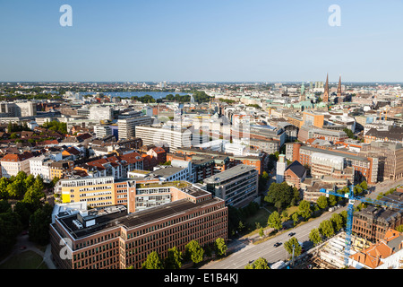 Vue sur Hambourg (Allemagne) à l'intérieur et l'extérieur de l'Alster. Banque D'Images