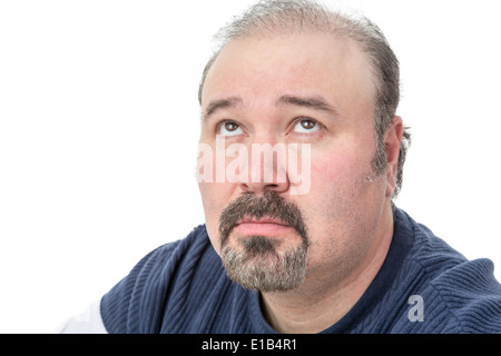 Close-up portrait of a young man thinking dans une expression grave Banque D'Images