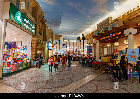 Ibn Battuta Mall intérieur store le 02 novembre 2013. Chaque vente est décoré dans le style de différents pays. Banque D'Images