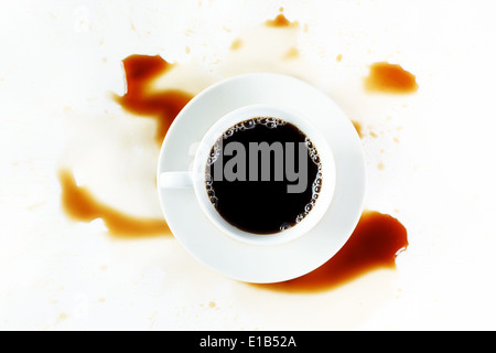 Tasse de café noir sur fond blanc avec des taches de création. Le petit-déjeuner gratuit. Banque D'Images