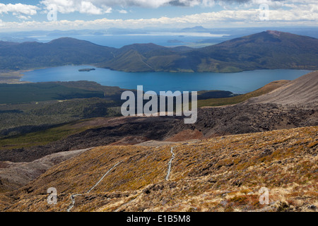 Alpine Tongariro Crossing avec vue sur le lac Taupo Banque D'Images