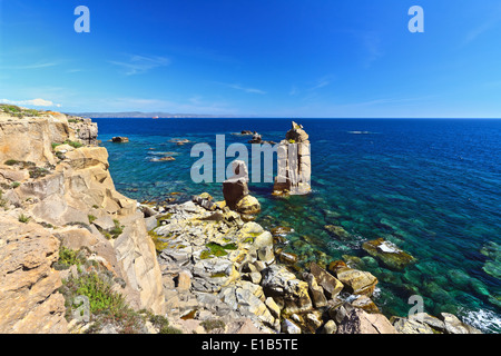 Le Colonne - falaise dans l'île de San Pietro, en Sardaigne, Italie Banque D'Images