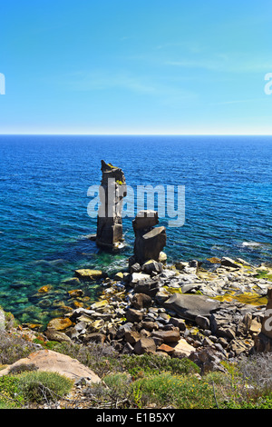 Le Colonne - falaise dans l'île de San Pietro, en Sardaigne, Italie Banque D'Images
