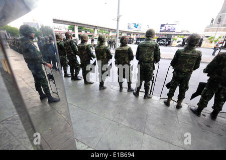 Bangkok, Thaïlande. 29 mai, 2014. Des soldats thaïlandais montent la garde autour de Victory Monument à Bangkok, Thaïlande, le 29 mai 2014. La priorité de la Thaïlande- Exécutez militaire du Conseil National pour la paix et l'ordre (NCPO) est d'assurer les fonctions d'administration nationale comme normale et les politiques clés peuvent être mis en œuvre, un porte-parole du ministère des affaires étrangères a déclaré jeudi. Credit : Rachen Sageamsak/Xinhua/Alamy Live News Banque D'Images