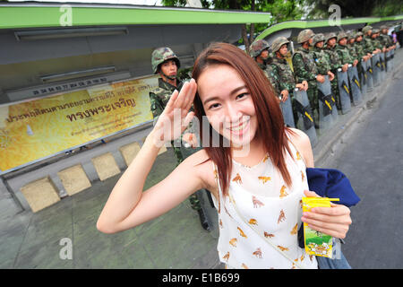 Bangkok, Thaïlande. 29 mai, 2014. Une femme pose comme soldats thaïlandais montent la garde autour de Victory Monument à Bangkok, Thaïlande, le 29 mai 2014. La priorité de la Thaïlande- Exécutez militaire du Conseil National pour la paix et l'ordre (NCPO) est d'assurer les fonctions d'administration nationale comme normale et les politiques clés peuvent être mis en œuvre, un porte-parole du ministère des affaires étrangères a déclaré jeudi. Credit : Rachen Sageamsak/Xinhua/Alamy Live News Banque D'Images