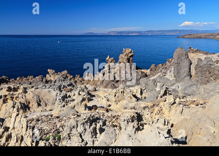 Dans les roches de granit de la côte nord-ouest de l'île de San Pietro, Carloforte, Sardaigne, Italie Banque D'Images