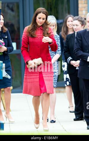 Crieff, Ecosse, Royaume-Uni. 29 mai 2014. La duchesse de Cambridge Catherine est représenté au cours de sa visite à Strathearn Community Campus à Crieff, l'Écosse, le jeudi 29 mai 2014. La Duchesse se rencontreront les groupes locaux y compris les jeunes aidants, Scouts, Cadets et ici. Leurs Altesses Royales le duc et la duchesse de Cambridge, connu sous le nom de Comte et comtesse de Strathearn en Ecosse, va à des engagements à Perth et Kinross. Albert Photo Nieboer ** ** - AUCUN SERVICE DE FIL/dpa/Alamy Live News Banque D'Images