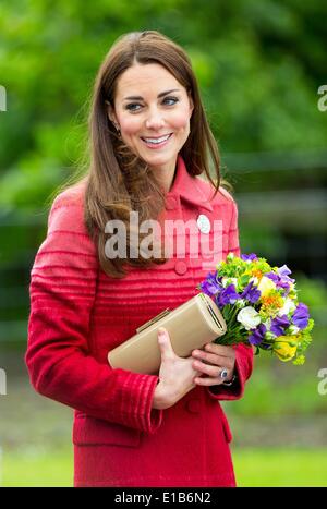 Crieff, Ecosse, Royaume-Uni. 29 mai 2014. La duchesse de Cambridge Catherine est représenté au cours de sa visite à Strathearn Community Campus à Crieff, l'Écosse, le jeudi 29 mai 2014. La Duchesse se rencontreront les groupes locaux y compris les jeunes aidants, Scouts, Cadets et ici. Leurs Altesses Royales le duc et la duchesse de Cambridge, connu sous le nom de Comte et comtesse de Strathearn en Ecosse, va à des engagements à Perth et Kinross. Albert Photo Nieboer ** ** - AUCUN SERVICE DE FIL/dpa/Alamy Live News Banque D'Images