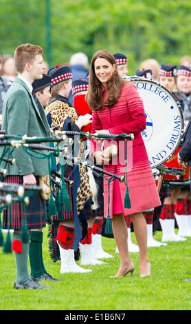 Crieff, Ecosse, Royaume-Uni. 29 mai 2014. La duchesse de Cambridge Catherine est représenté au cours de sa visite à Strathearn Community Campus à Crieff, l'Écosse, le jeudi 29 mai 2014. La Duchesse se rencontreront les groupes locaux y compris les jeunes aidants, Scouts, Cadets et ici. Leurs Altesses Royales le duc et la duchesse de Cambridge, connu sous le nom de Comte et comtesse de Strathearn en Ecosse, va à des engagements à Perth et Kinross. Albert Photo Nieboer ** ** - AUCUN SERVICE DE FIL/dpa/Alamy Live News Banque D'Images