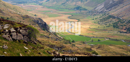 À Nant Ffrancon rivière Ogwen Valley Parc national Snowdonia Gwynedd au nord du Pays de Galles au Royaume-Uni, la fin du printemps. Banque D'Images