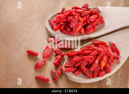 Les baies de goji sur fond de bois Banque D'Images