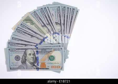 Attisé l'arrangement de American 100 dollar bills, ou Benjamin Franklins, isolé sur un fond blanc (vue de dessus avec le co Banque D'Images