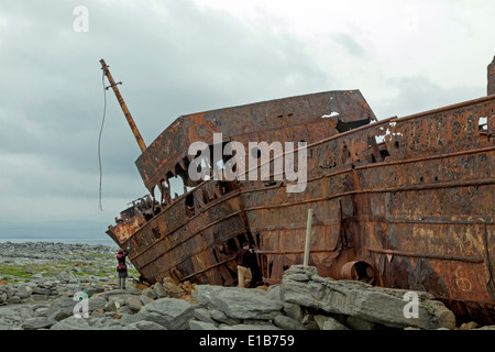 L'épave rouillée de MV Plassey sur Inis Oirr Finnis Rock, ou, d'Inisheer l'une des trois îles d'Aran, République d'Irlande. Banque D'Images