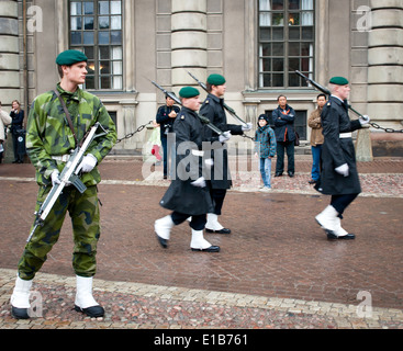 La modification de la garde royale devant de KUNGLIGA SLOTTET (Palais Royal de Stockholm) à Stockholm, en Suède. Banque D'Images