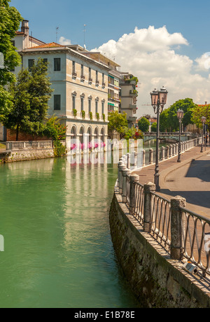 Promenade à Treviso, Italie le long des berges de la rivière Sile Banque D'Images