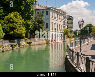 Promenade à Treviso, Italie le long des berges de la rivière Sile Banque D'Images