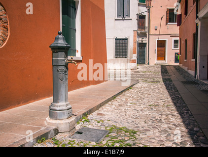 Robinet d'eau potable fraîche sur la rue italienne Banque D'Images