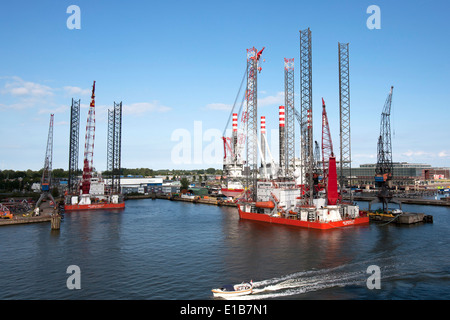 Plates-formes pétrolières off shore en construction dans un chantier naval Port de la mer du Nord Banque D'Images