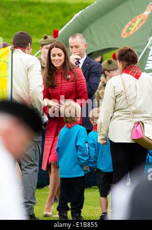 Crieff, Ecosse, Royaume-Uni. 29 mai 2014. La duchesse de Cambridge Catherine (C) est représenté au cours de sa visite à Strathearn Community Campus à Crieff, l'Écosse, le jeudi 29 mai 2014. La Duchesse se rencontreront les groupes locaux y compris les jeunes aidants, Scouts, Cadets et ici. Leurs Altesses Royales le duc et la duchesse de Cambridge, connu sous le nom de Comte et comtesse de Strathearn en Ecosse, va à des engagements à Perth et Kinross. Albert Photo Nieboer ** ** - AUCUN SERVICE DE FIL/dpa/Alamy Live News Banque D'Images