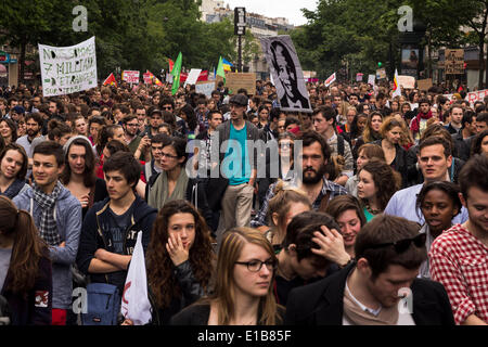 Paris, France. 29 mai 2014. Protestation contre le Front national : des centaines de personnes prennent part à la manifestation organisée à Paris, France jeudi, 29 mai, 2014. Pour la première fois dans l'histoire française une partie de l'extrême droite, Marine Le Pen et du Front National (FN), a remporté les élections au parlement européen avec 25  % des voix Crédit : Cecilia Colussi/Alamy Live News Banque D'Images