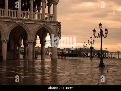 Un matin tôt à pied par le Palais des Doges à Venise, Italie. Banque D'Images