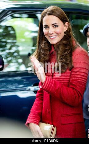 Crieff, Ecosse, Royaume-Uni. 29 mai 2014. La duchesse de Cambridge Catherine vagues durant sa visite à Strathearn Community Campus à Crieff, l'Écosse, le jeudi 29 mai 2014. La Duchesse se rencontreront les groupes locaux y compris les jeunes aidants, Scouts, Cadets et ici. Leurs Altesses Royales le duc et la duchesse de Cambridge, connu sous le nom de Comte et comtesse de Strathearn en Ecosse, va à des engagements à Perth et Kinross. Albert Photo Nieboer ** ** - AUCUN SERVICE DE FIL/dpa/Alamy Live News Banque D'Images