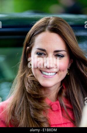 Crieff, Ecosse, Royaume-Uni. 29 mai 2014. La duchesse de Cambridge Catherine sourit durant sa visite à Strathearn Community Campus à Crieff, l'Écosse, le jeudi 29 mai 2014. La Duchesse se rencontreront les groupes locaux y compris les jeunes aidants, Scouts, Cadets et ici. Leurs Altesses Royales le duc et la duchesse de Cambridge, connu sous le nom de Comte et comtesse de Strathearn en Ecosse, va à des engagements à Perth et Kinross. Albert Photo Nieboer ** ** - AUCUN SERVICE DE FIL/dpa/Alamy Live News Banque D'Images