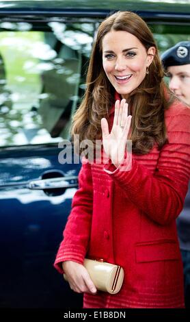 Crieff, Ecosse, Royaume-Uni. 29 mai 2014. La duchesse de Cambridge Catherine vagues durant sa visite à Strathearn Community Campus à Crieff, l'Écosse, le jeudi 29 mai 2014. La Duchesse se rencontreront les groupes locaux y compris les jeunes aidants, Scouts, Cadets et ici. Leurs Altesses Royales le duc et la duchesse de Cambridge, connu sous le nom de Comte et comtesse de Strathearn en Ecosse, va à des engagements à Perth et Kinross. Albert Photo Nieboer ** ** - AUCUN SERVICE DE FIL/dpa/Alamy Live News Banque D'Images