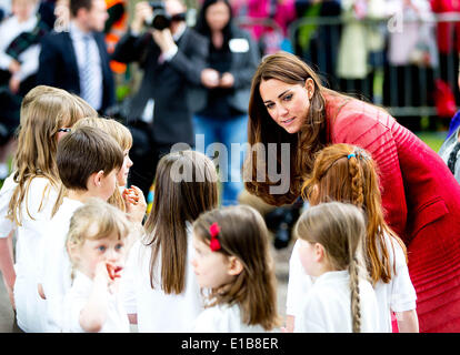 Crieff, Ecosse, Royaume-Uni. 29 mai 2014. La duchesse de Cambridge Catherine parle aux enfants lors de sa visite à Strathearn Community Campus à Crieff, l'Écosse, le jeudi 29 mai 2014. La Duchesse se rencontreront les groupes locaux y compris les jeunes aidants, Scouts, Cadets et ici. Leurs Altesses Royales le duc et la duchesse de Cambridge, connu sous le nom de Comte et comtesse de Strathearn en Ecosse, va à des engagements à Perth et Kinross. Albert Photo Nieboer ** ** - AUCUN SERVICE DE FIL/dpa/Alamy Live News Banque D'Images