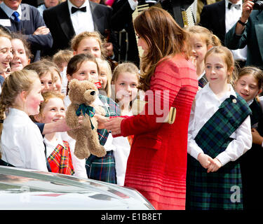 Crieff, Ecosse, Royaume-Uni. 29 mai 2014. La duchesse de Cambridge Catherine parle aux enfants lors de sa visite à Strathearn Community Campus à Crieff, l'Écosse, le jeudi 29 mai 2014. La Duchesse se rencontreront les groupes locaux y compris les jeunes aidants, Scouts, Cadets et ici. Leurs Altesses Royales le duc et la duchesse de Cambridge, connu sous le nom de Comte et comtesse de Strathearn en Ecosse, va à des engagements à Perth et Kinross. Albert Photo Nieboer ** ** - AUCUN SERVICE DE FIL/dpa/Alamy Live News Banque D'Images