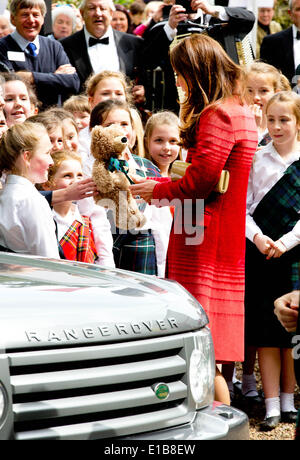 Crieff, Ecosse, Royaume-Uni. 29 mai 2014. La duchesse de Cambridge Catherine parle aux enfants lors de sa visite à Strathearn Community Campus à Crieff, l'Écosse, le jeudi 29 mai 2014. La Duchesse se rencontreront les groupes locaux y compris les jeunes aidants, Scouts, Cadets et ici. Leurs Altesses Royales le duc et la duchesse de Cambridge, connu sous le nom de Comte et comtesse de Strathearn en Ecosse, va à des engagements à Perth et Kinross. Albert Photo Nieboer ** ** - AUCUN SERVICE DE FIL/dpa/Alamy Live News Banque D'Images