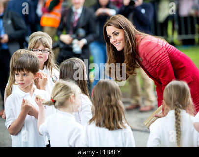 Crieff, Ecosse, Royaume-Uni. 29 mai 2014. La duchesse de Cambridge Catherine parle aux enfants lors de sa visite à Strathearn Community Campus à Crieff, l'Écosse, le jeudi 29 mai 2014. La Duchesse se rencontreront les groupes locaux y compris les jeunes aidants, Scouts, Cadets et ici. Leurs Altesses Royales le duc et la duchesse de Cambridge, connu sous le nom de Comte et comtesse de Strathearn en Ecosse, va à des engagements à Perth et Kinross. Albert Photo Nieboer ** ** - AUCUN SERVICE DE FIL/dpa/Alamy Live News Banque D'Images