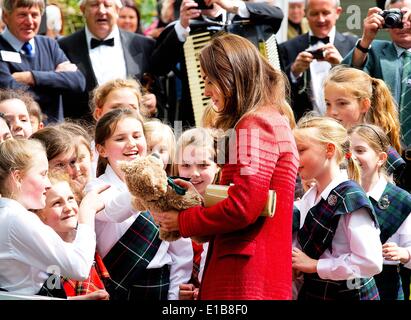 Crieff, Ecosse, Royaume-Uni. 29 mai 2014. La duchesse de Cambridge Catherine parle aux enfants lors de sa visite à Strathearn Community Campus à Crieff, l'Écosse, le jeudi 29 mai 2014. La Duchesse se rencontreront les groupes locaux y compris les jeunes aidants, Scouts, Cadets et ici. Leurs Altesses Royales le duc et la duchesse de Cambridge, connu sous le nom de Comte et comtesse de Strathearn en Ecosse, va à des engagements à Perth et Kinross. Albert Photo Nieboer ** ** - AUCUN SERVICE DE FIL/dpa/Alamy Live News Banque D'Images