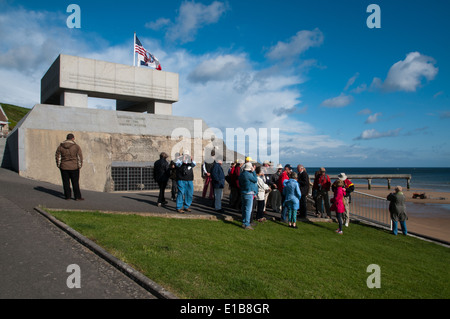 Les visiteurs du Mémorial de la Garde nationale américaine sur le dessus de l'anti-char allemand bunker, Omaha Beach Banque D'Images