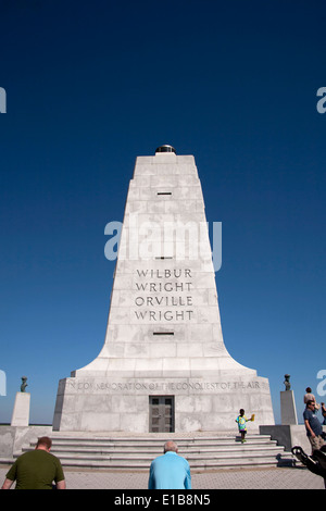 Admirer le monument touristique à Orville et Wilbur Wright à l'Wright Brothers National Memorial à Kitty Hawk, les bancs extérieurs, Banque D'Images