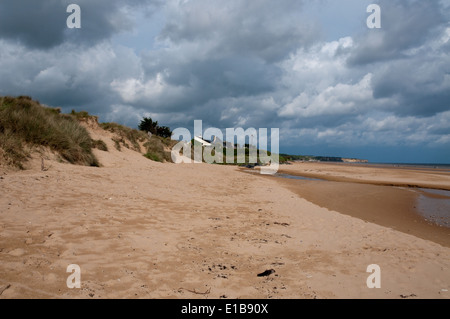 Banc de sable sur le bord d'Omaha Beach où les troupes américaines à l'abri du feu de mitrailleuses, Normandie Banque D'Images