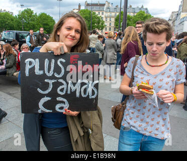 Paris, France. Démonstration anti-extrême droite par des étudiants français. Une fille tenant signe de protestation 'jamais plus' sur la rue, contre l'extrême droite, les jeunes protestant, les protestations, les jeunes adolescentes française fille Banque D'Images