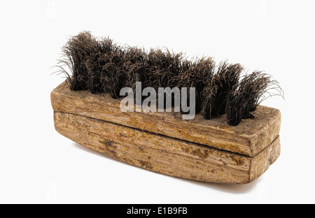 Brosse bronze avec un manche en bois, pour le nettoyage de daim photographié sur un fond blanc. Banque D'Images