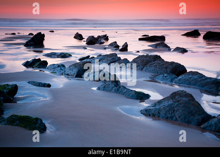 Côte au coucher. Plage de Barrika. Gascogne, Pays Basque, Espagne, Europe Banque D'Images