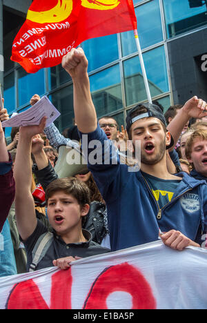 Paris, France. Anti extrême droite , démonstration par des étudiants adolescents français. Poings levés, mouvement de jeunesse solidaire, foule nombreuse, protestation Banque D'Images