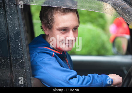 Copthorne Tara Hotel London Kensington, Londres UK. 29 mai 2014. Championne de triathlon olympique actuel Alistair Brownlee (GBR) s'assoit à la place de conduite d'un taxi de Londres pour la prochaine livrée PruHealth World Triathlon dans Hyde Park le samedi 31 mai. Credit : Malcolm Park editorial/Alamy Live News Banque D'Images