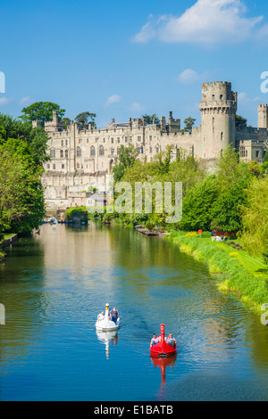 Bateaux de touristes, le château de Warwick et Rivière Avon Warwick Warwickshire, Angleterre Royaume-uni GB EU Europe Banque D'Images