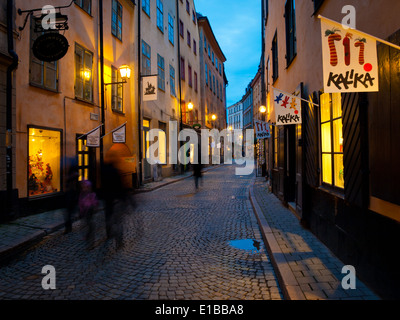 Une vue de la nuit de l'Est (Österlånggatan Long Street, en anglais),une rue à Gamla Stan, la vieille ville de Stockholm, Suède. Banque D'Images