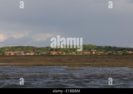 Blakeney est dominée par l'église de St Nicolas sur un après-midi orageux. Blakeney, Norfolk, UK Banque D'Images