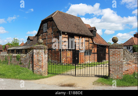 Basse-cour anglais traditionnel avec cadre en bois et en brique Banque D'Images