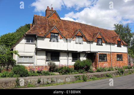 Cadre en bois traditionnel blanchi à la French Village Cottage Banque D'Images